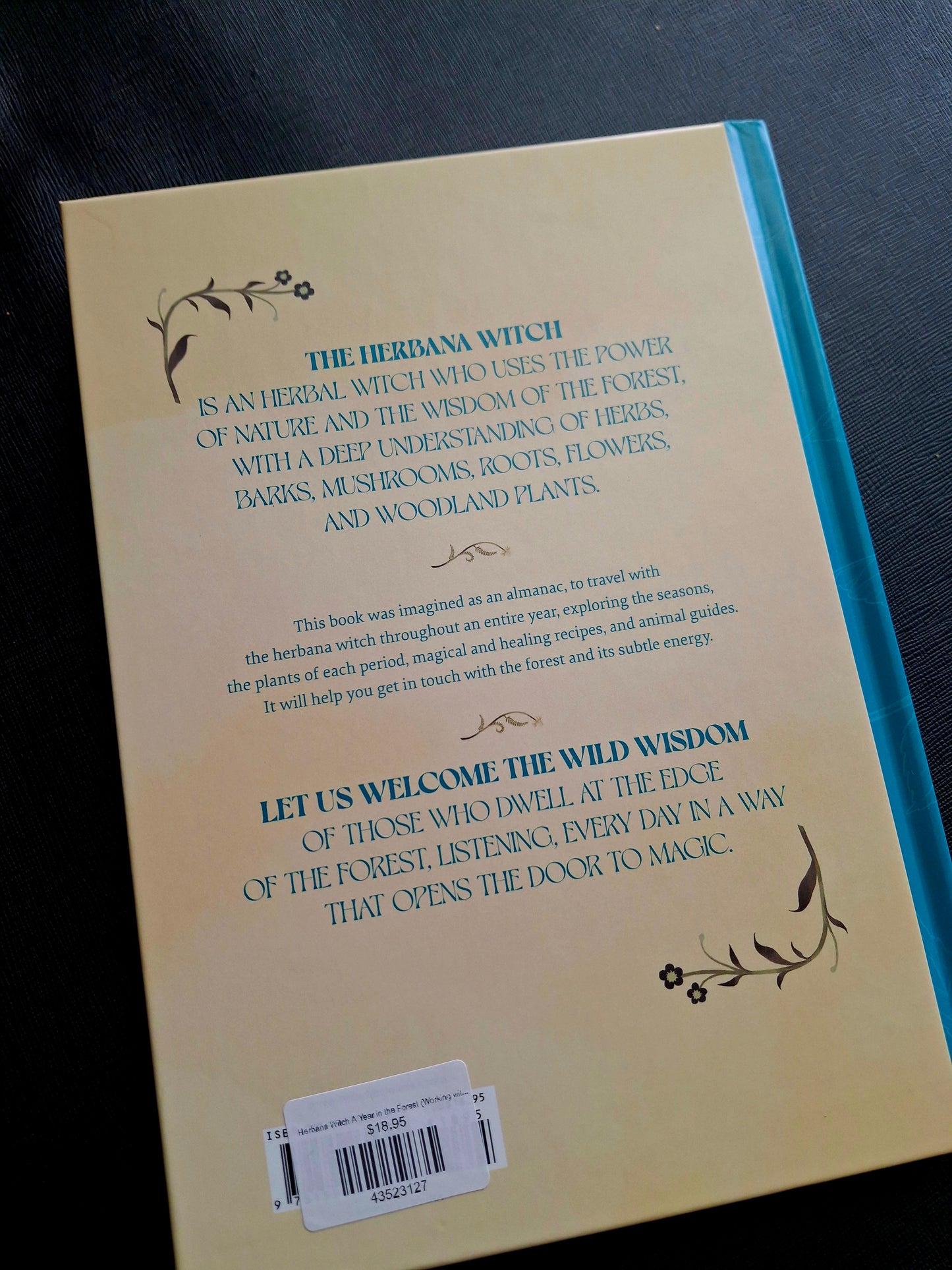 Herbana Witch A Year in the Forest (Working with Herbs, Barks, Mushrooms, Roots, and Flowers) - Cecilia Lattari
