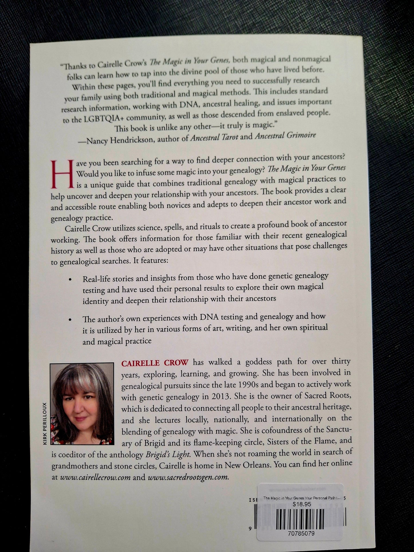 The Magic in Your Genes Your Personal Path to Ancestor Work (Bringing Together the Science of DNA with the Timeless Power of Ritual and Spellcraft) - Cairelle Crow