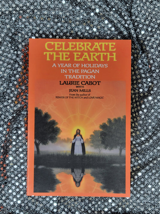 Celebrate the Earth A YEAR OF HOLIDAYS IN THE PAGAN TRADITION - LAURIE CABOT