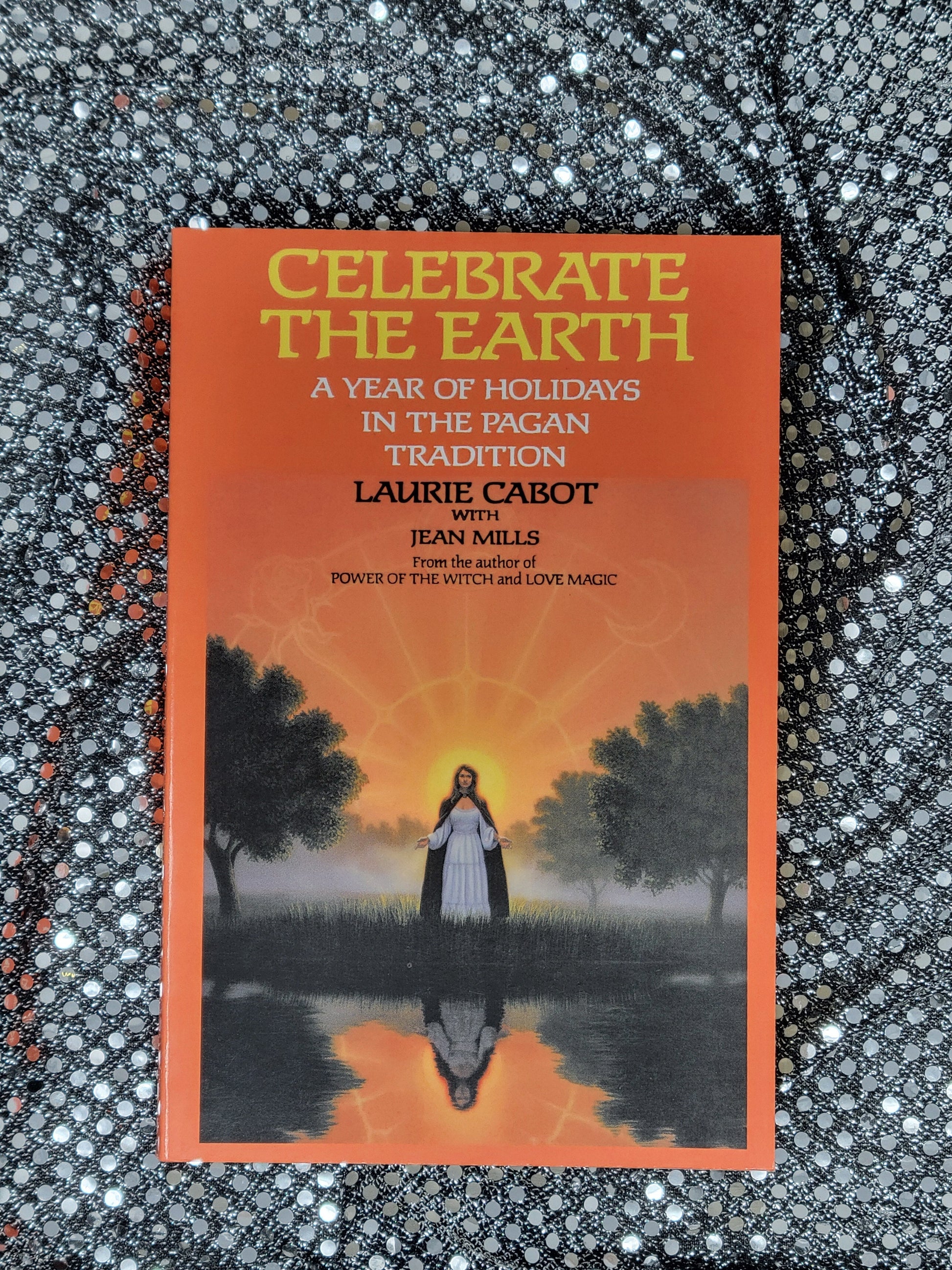 Celebrate the Earth A YEAR OF HOLIDAYS IN THE PAGAN TRADITION - LAURIE CABOT