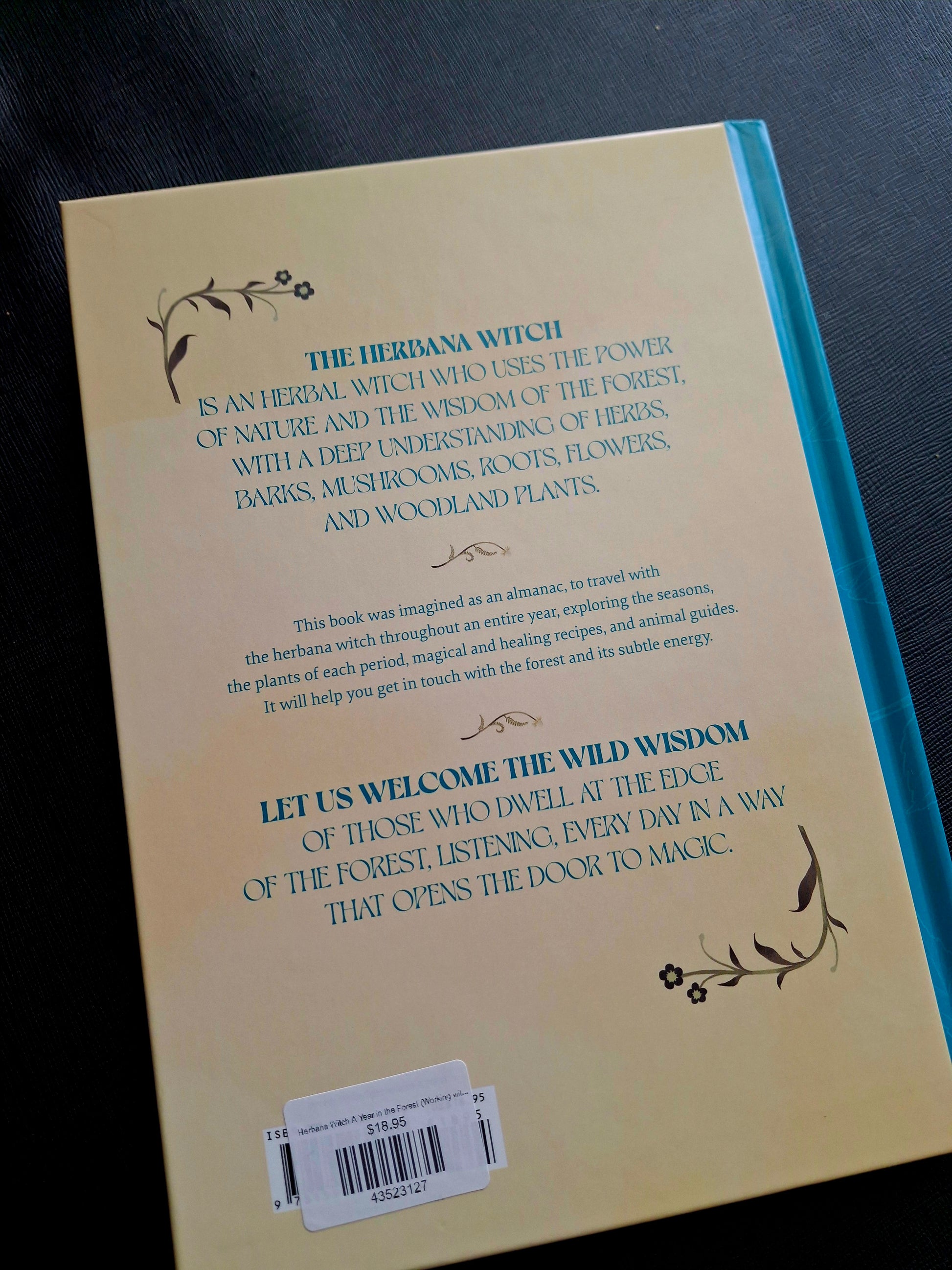 Herbana Witch A Year in the Forest (Working with Herbs, Barks, Mushrooms, Roots, and Flowers) - Cecilia Lattari