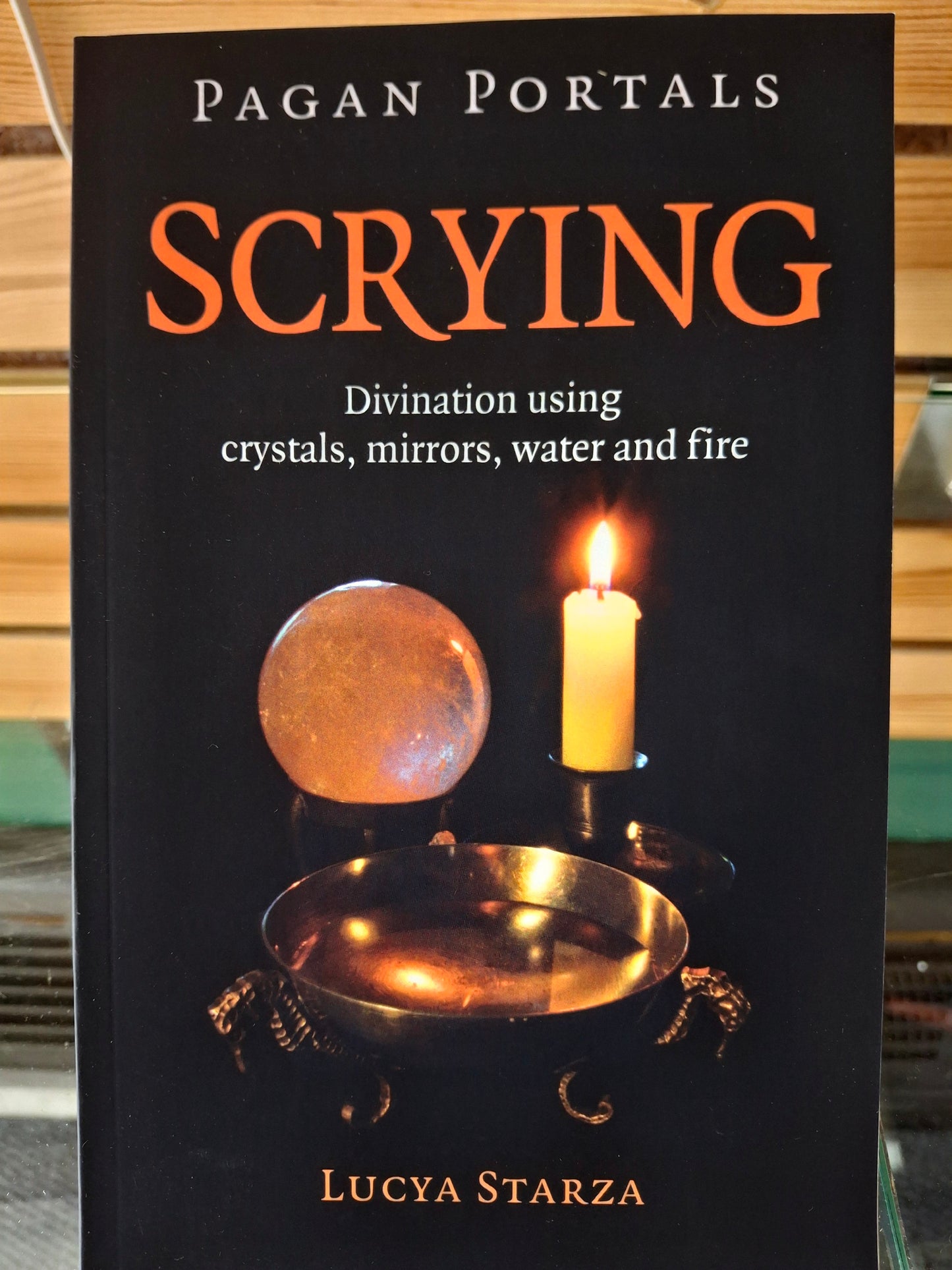 Pagan Portals - Scrying Divination Using Crystals, Mirrors, Water and Fire By Lucya Starza