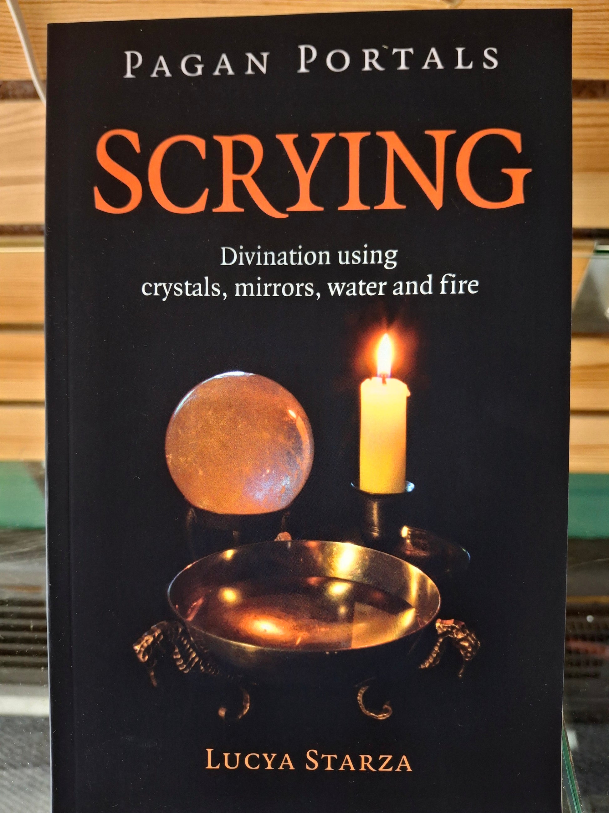 Pagan Portals - Scrying Divination Using Crystals, Mirrors, Water and Fire By Lucya Starza