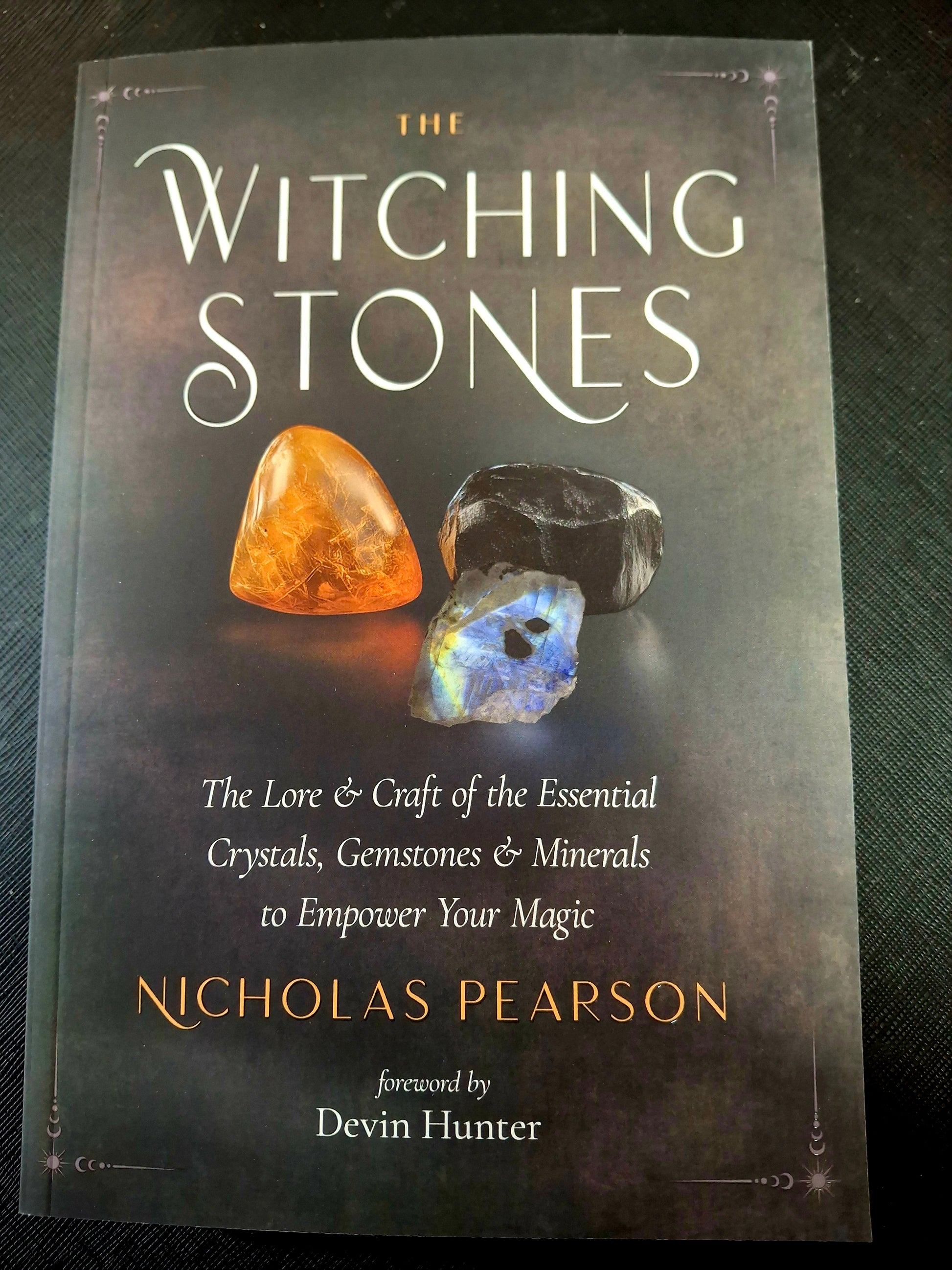 The Witching Stones The Lore and Craft of the Essential Crystals, Gemstones, and Minerals to Empower Your Magic - Nicholas Pearson