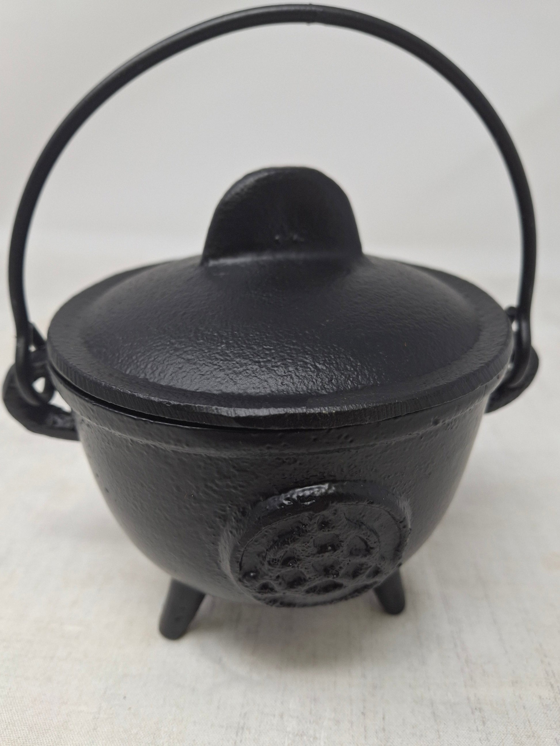 Triquetra Cast iron Cauldron with Lid (4.25"D x 4.25"H)