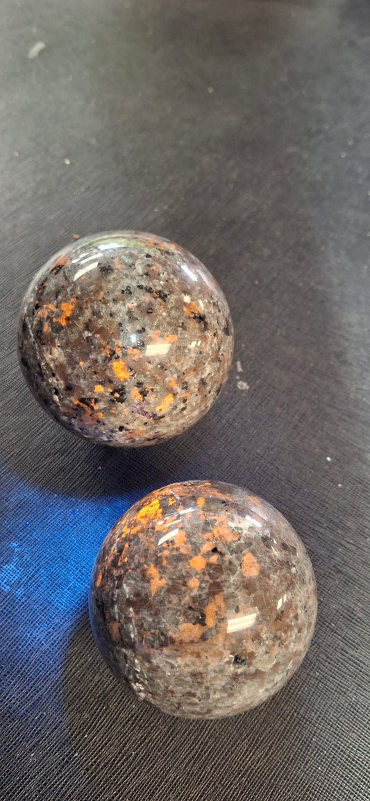 Yooperlite Spheres (Flamestone - UV reactive Sodalite)